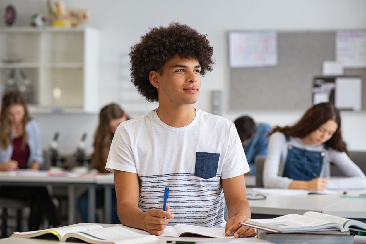 Estudante concentrado em sala de aula
